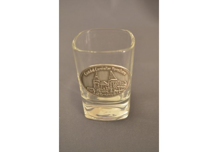 Păhărel pentru alcool pătrat cu plăcuţă metalică Castelul Corvinilor